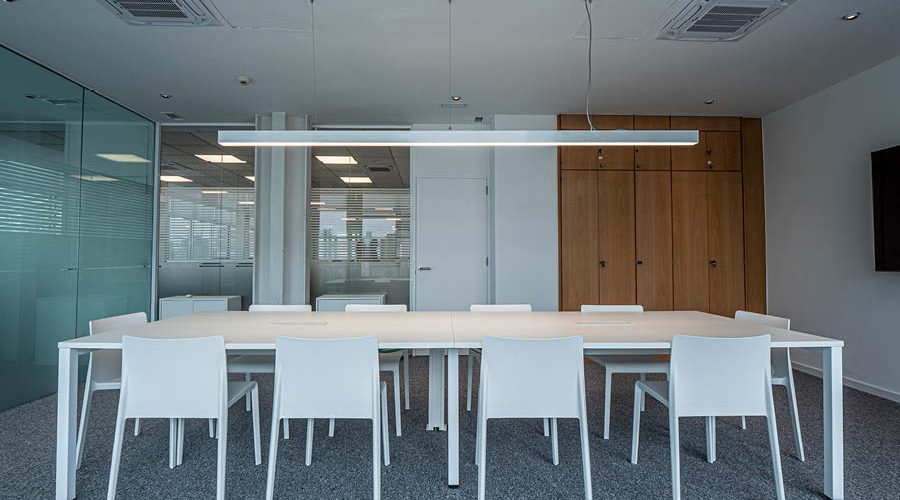 Espacio de trabajo con puestos operativos y sala de reuniones