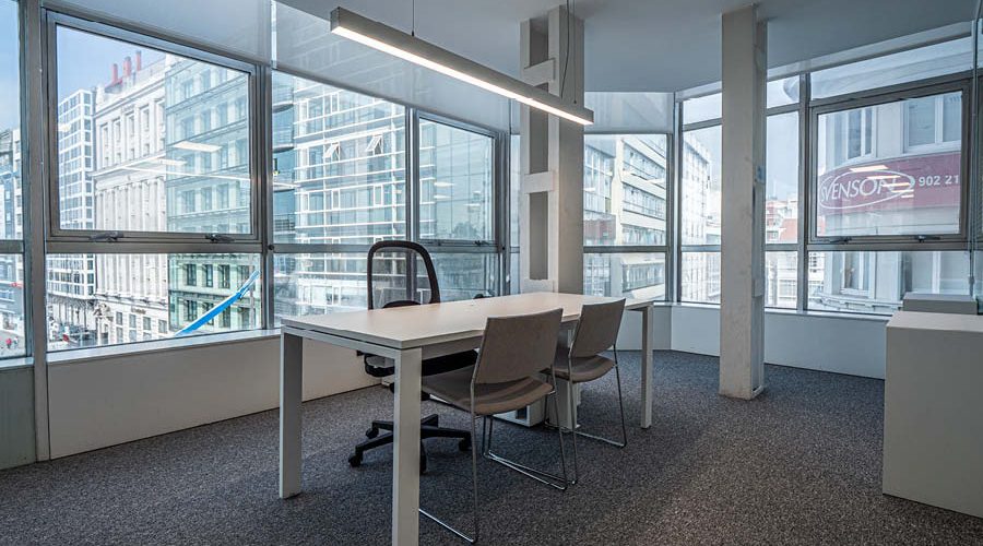 Espacio de trabajo con puestos operativos y despachos