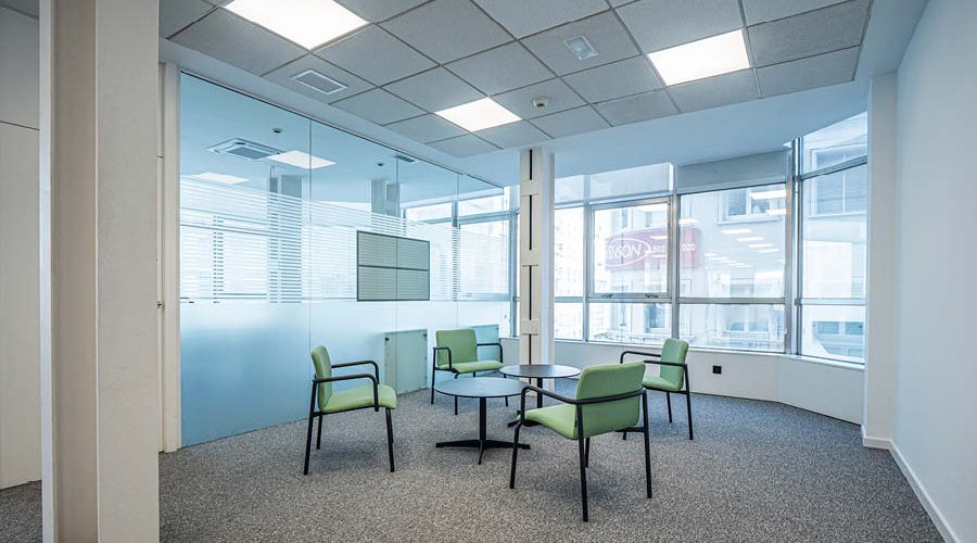 Espacio de trabajo con puestos operativos y sala de espera y recepción