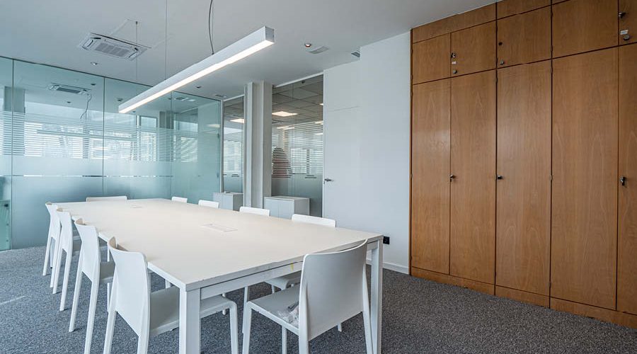 Espacio de trabajo con sala de reuniones, mampara y mobiliario