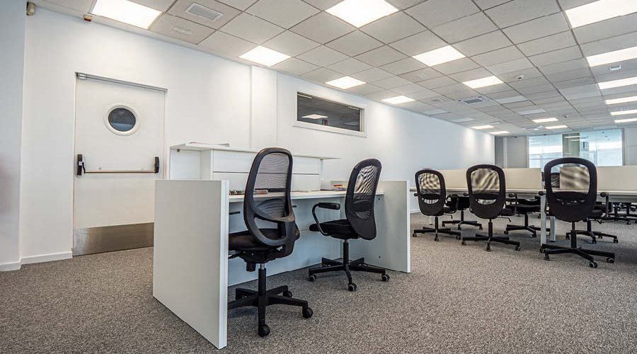 Espacio de trabajo con puestos operativos y mostrador de recepción