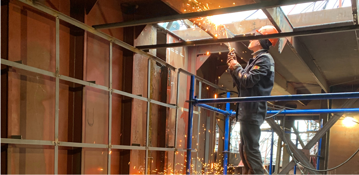 Obrero realizando trabajos de construcción