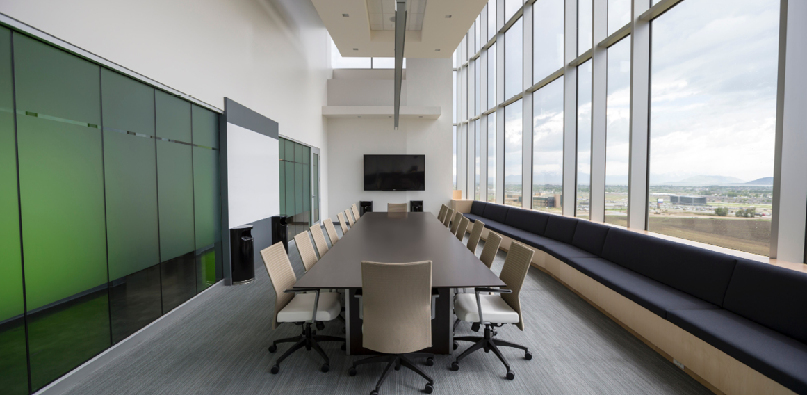 Sala de videoconferencias con amplios ventanales y equipada para un desarrollo óptimo del trabajo