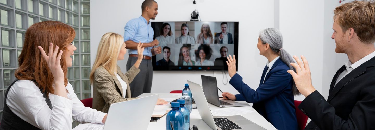 Personas-reunidas-con-tecnología-AV