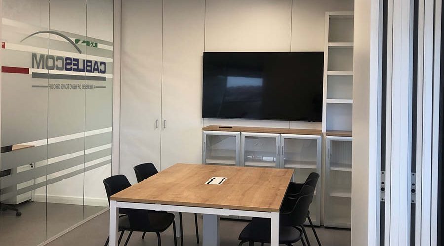 Sala de reuniones equipada con mobiliario y tecnología y con un tabique móvil para convertir en sala de juntas