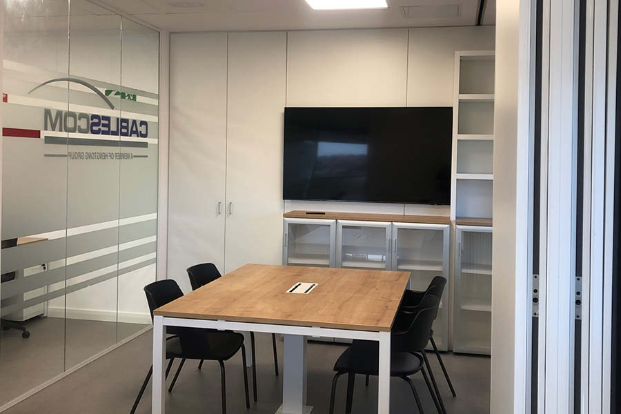 Sala de reuniones equipada con mobiliario y tecnología y con un tabique móvil para convertir en sala de juntas
