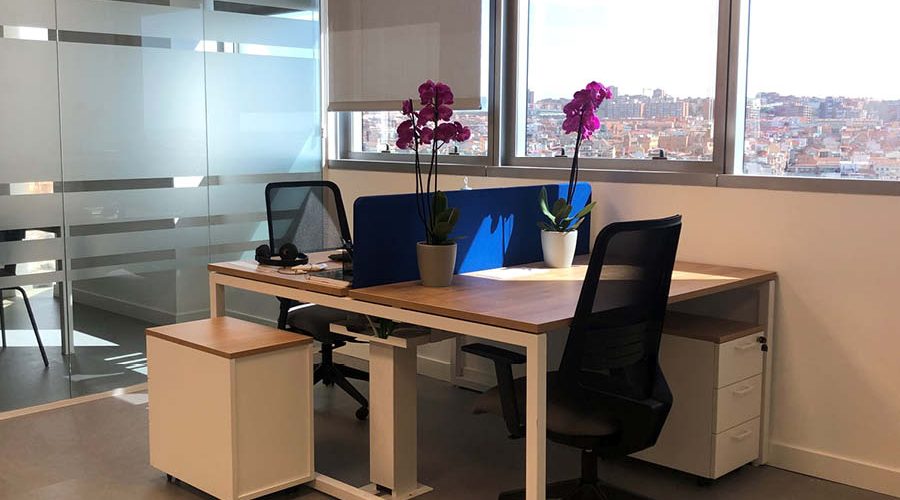 Puestos operativos equipados con mesas y sillería