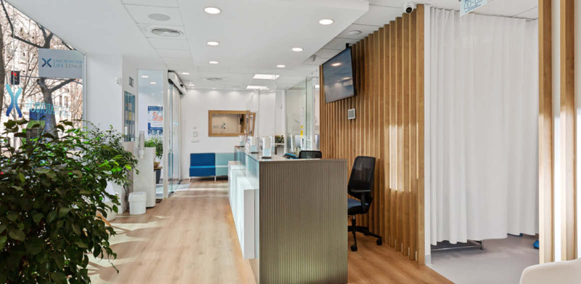 Zona de recepción con mobiliario y estructuras en carpintería a medida para integrar tecnología