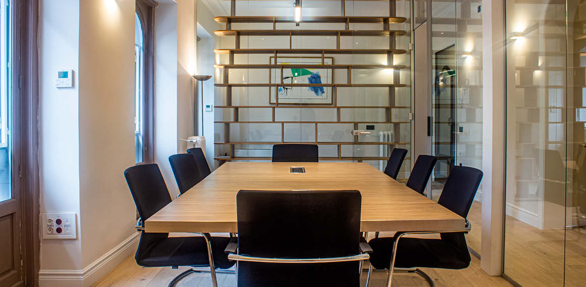 Sala de reuniones con decoración en carpintería a medida