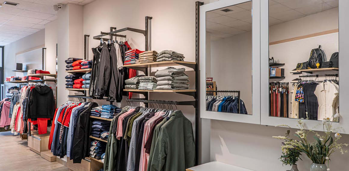 Tienda de retail con mobiliario y decoración en carpintería a medida de madera combinada con otros materiales