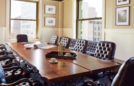 Conoce las oficinas de Bently Holdings’ San Francisco, el mobiliario clásico renovado