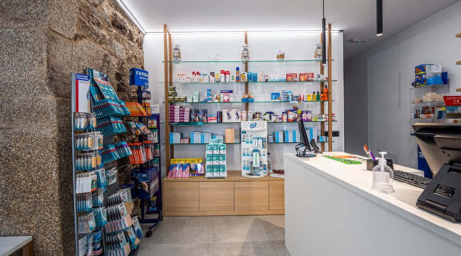 Farmacia con carpintería a medida y proyecto de reforma y transformación mediante obra