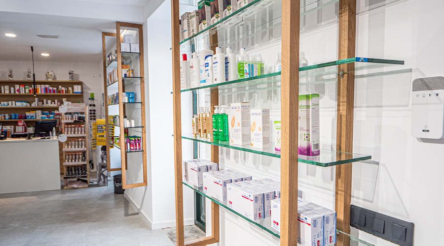 Farmacia con carpintería a medida y proyecto de reforma y transformación mediante obra