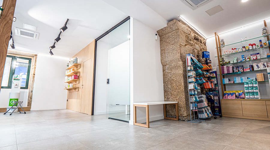 Farmacia con carpintería a medida y proyecto de reforma y transformación mediante obra