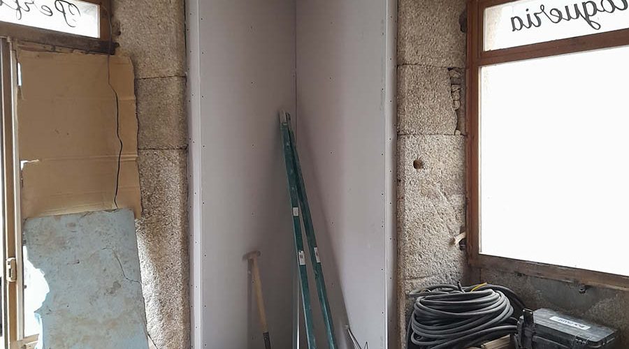 Farmacia con carpintería a medida y proyecto de reforma y transformación mediante obra