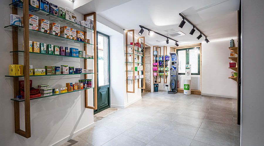 Farmacia con carpintería a medida y proyecto de reforma y transformación mediante obra