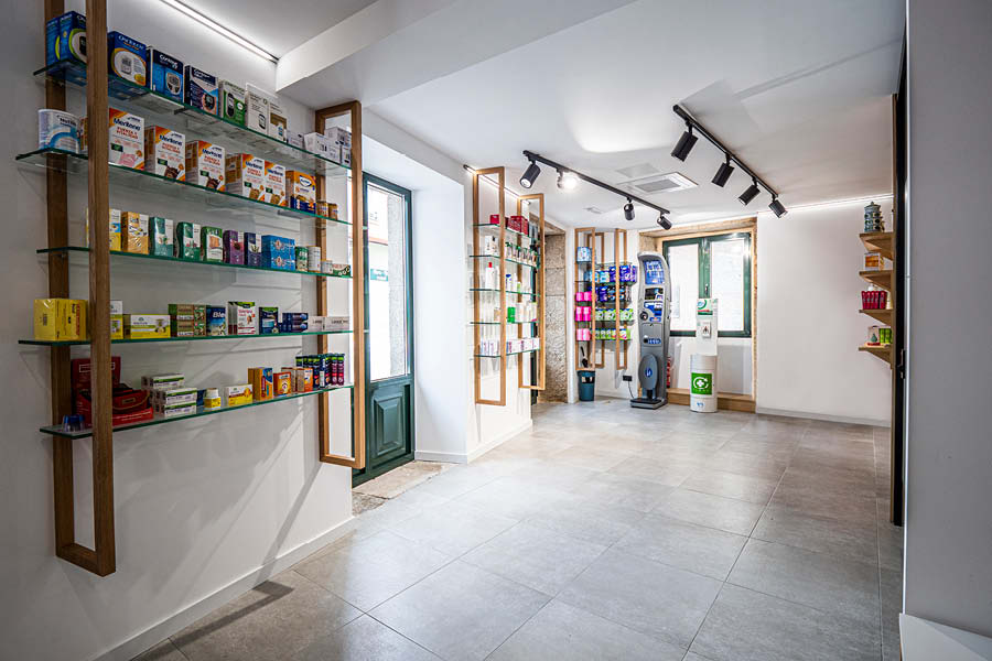 Farmacia con carpintería a medida y proyecto de reforma y transformación mediante obra
