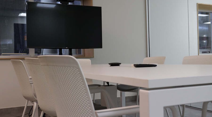 Sala de reuniones equipada y con carpintería a medida