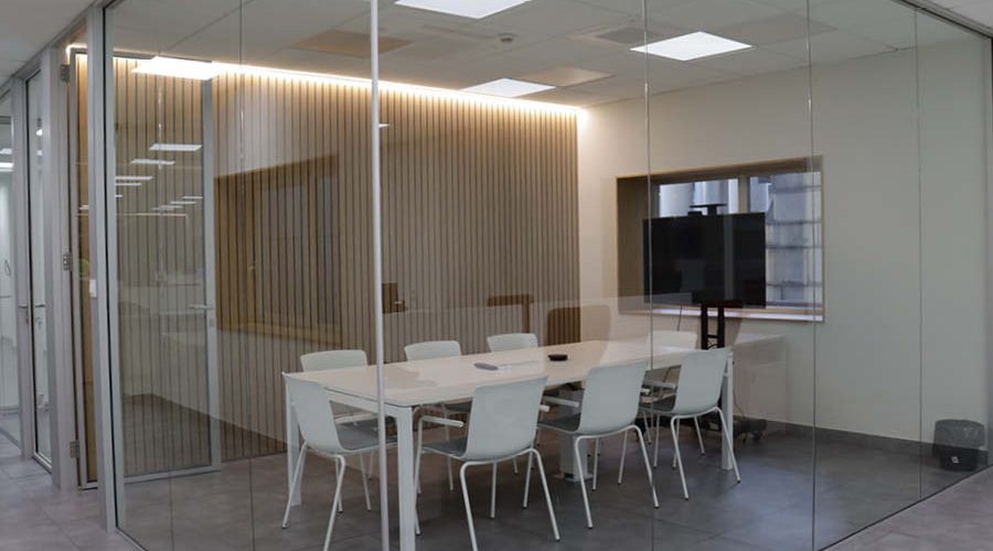 Sala de reuniones equipada y con división mediante mamparas