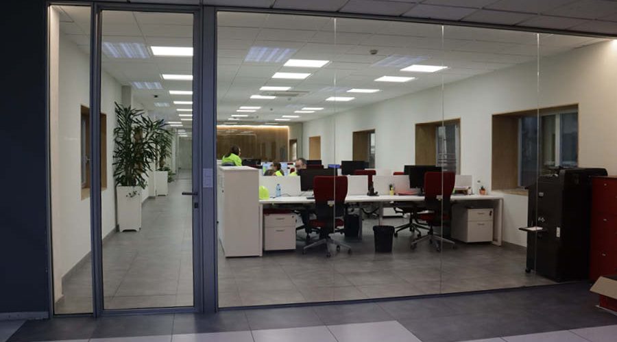 Frente de zona de trabajo con mampara fabricada a medida