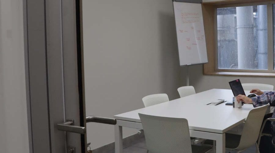 Sala de reuniones con equipamiento integral