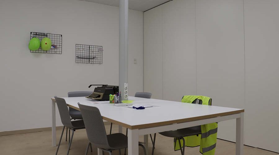 Sala de comités equipada y con tabiquería hecha por Solida Equipamiento Integral