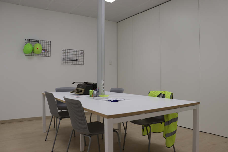 Sala de comités equipada y con tabiquería hecha por Solida Equipamiento Integral