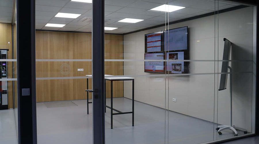 Zona de descanso con mampara fabricada e instalada por Solida Equipamiento Integral