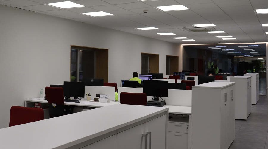 Espacio de trabajo con mobiliario estándar equipado por Solida Equipamiento Integral