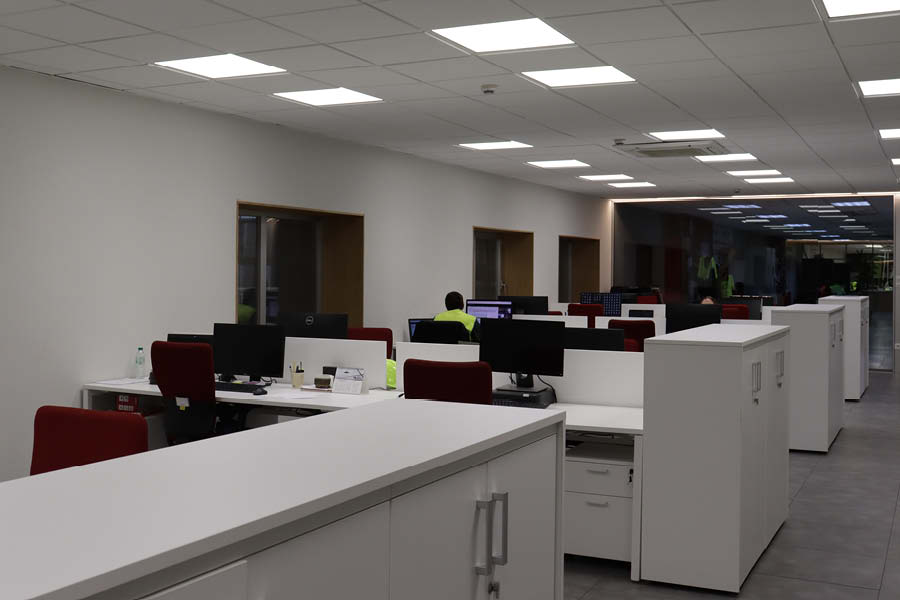 Espacio de trabajo con mobiliario estándar equipado por Solida Equipamiento Integral