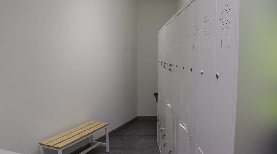 Área de vestuarios equipada por Solida Equipamiento Integral