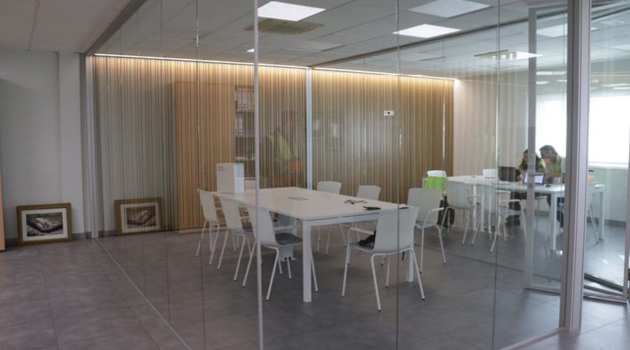 Sala de reuniones con división mediante mamparas hechas a medida