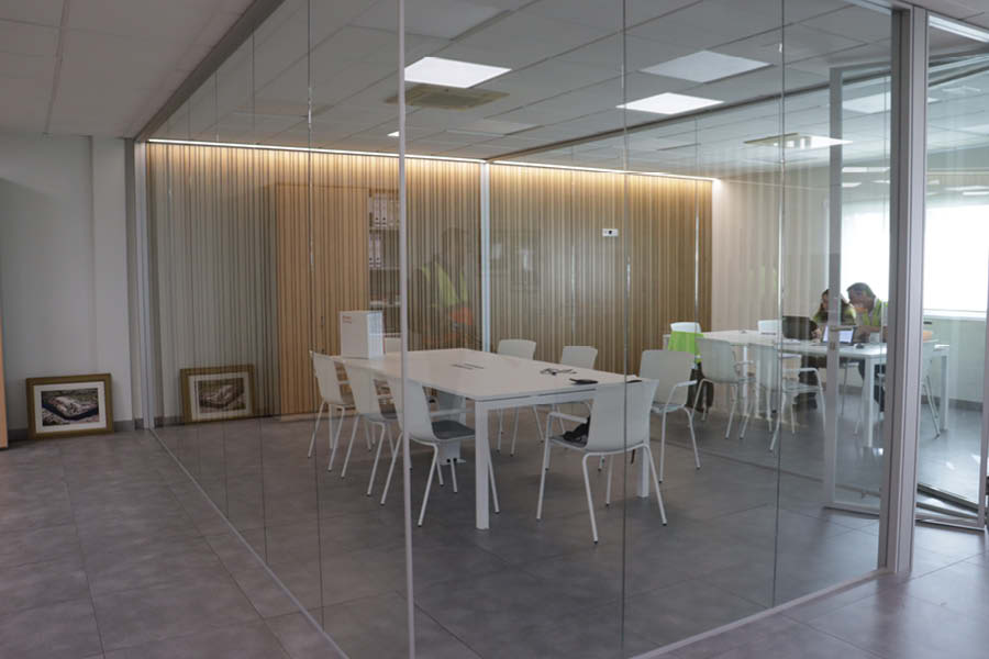 Sala de reuniones con división mediante mamparas hechas a medida