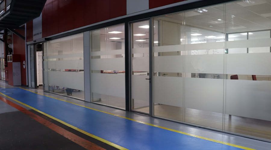 Frente de zona de laboratorios hecho a medida por Solida Equipamiento Integral