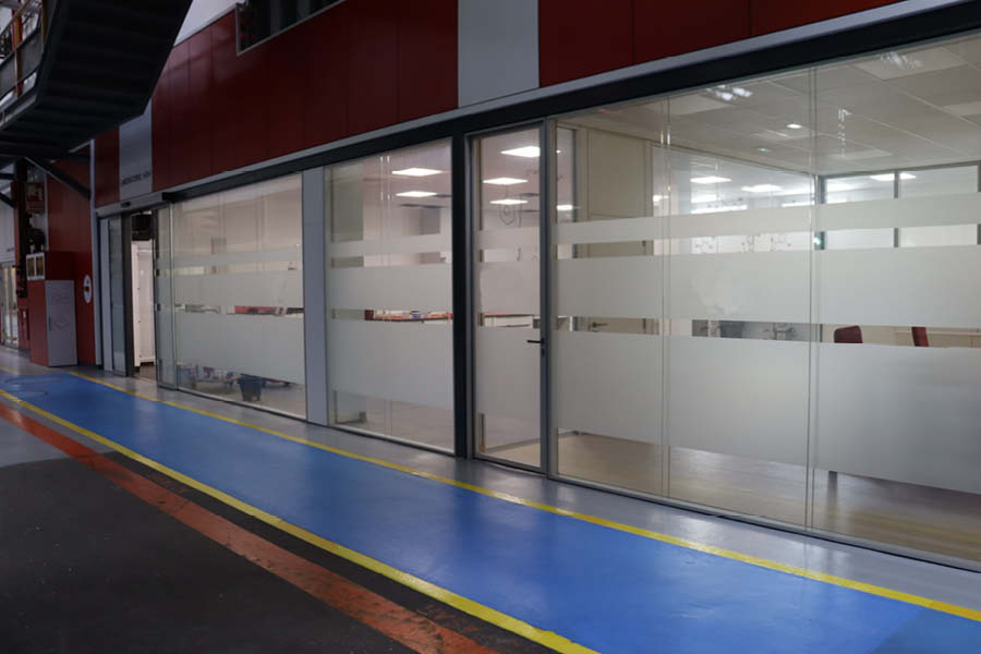 Frente de zona de laboratorios hecho a medida por Solida Equipamiento Integral