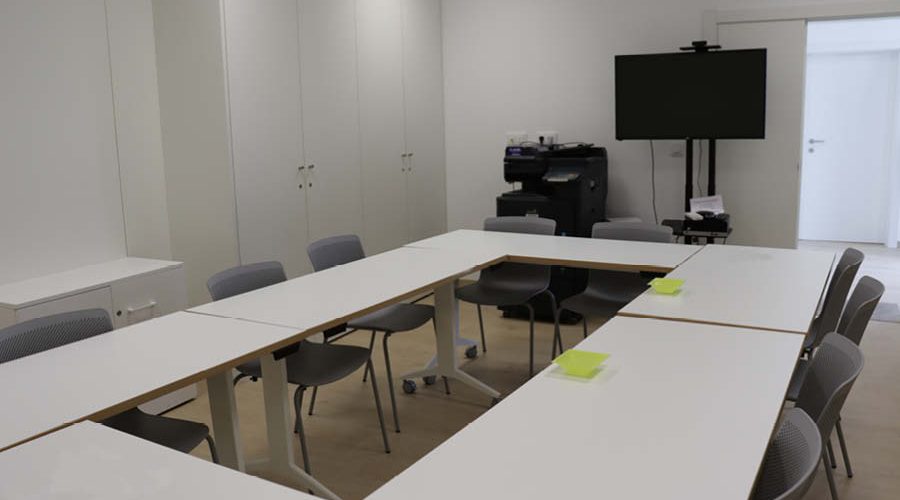 Zona de reunión con equipamiento integral de mobiliario y tecnología