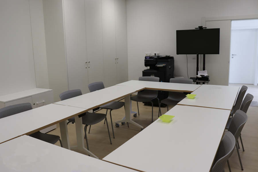 Zona de reunión con equipamiento integral de mobiliario y tecnología