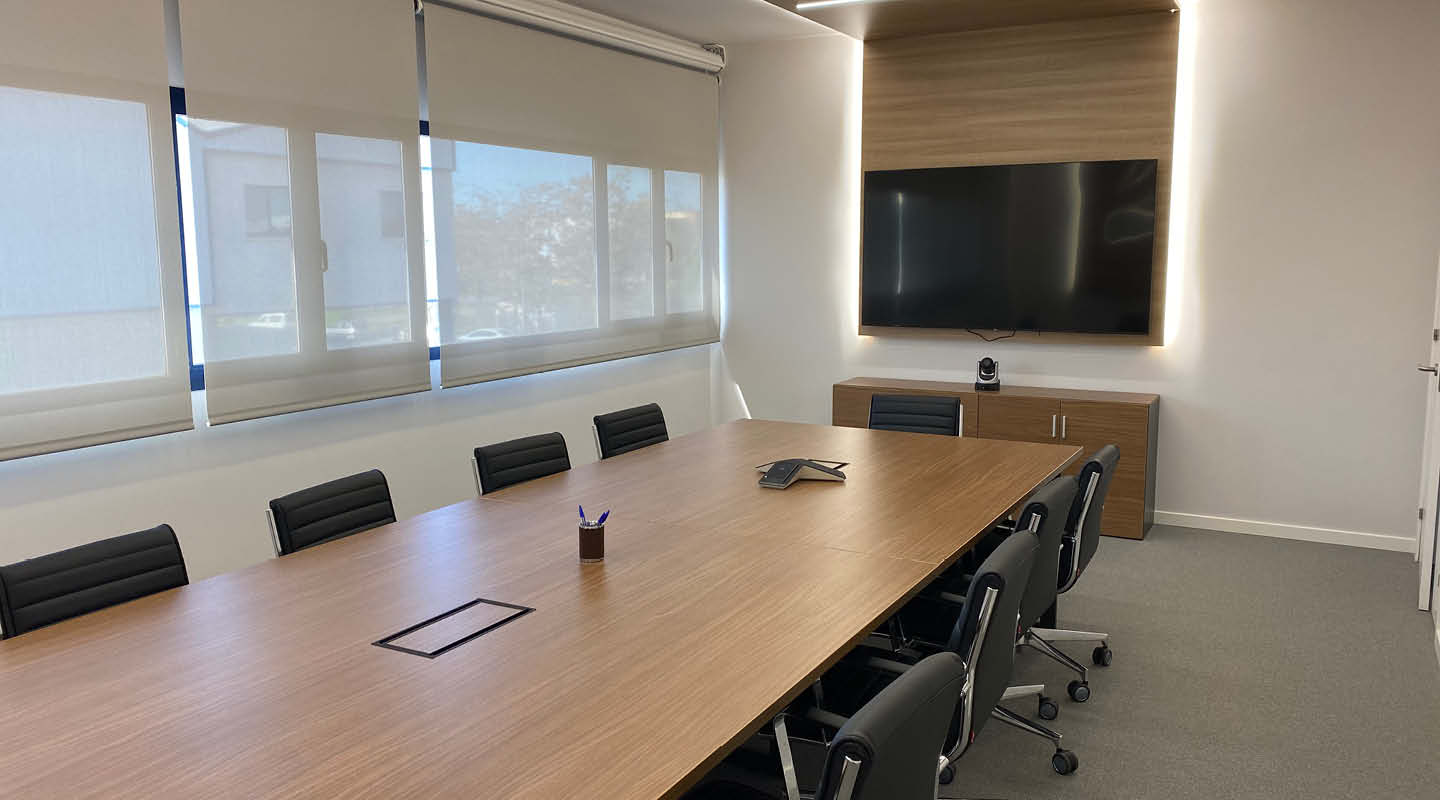 Sala de juntas iluminada y funcional