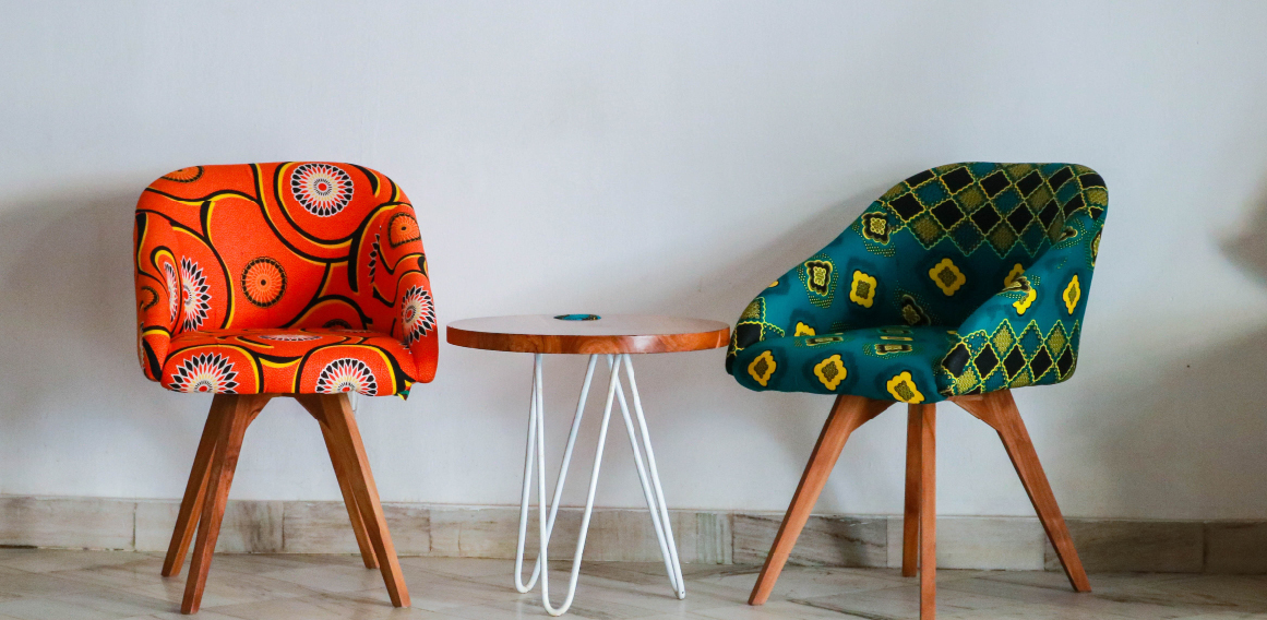 sillones de colores en estancia sencilla con mesa central