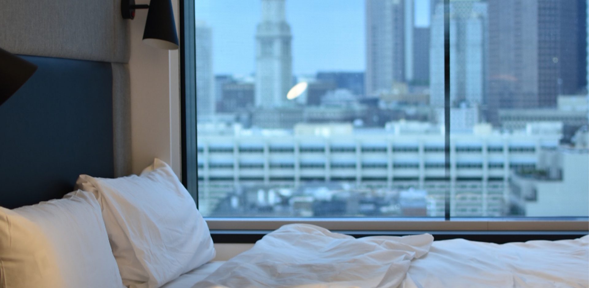 Cama de hotel junto a una ventana