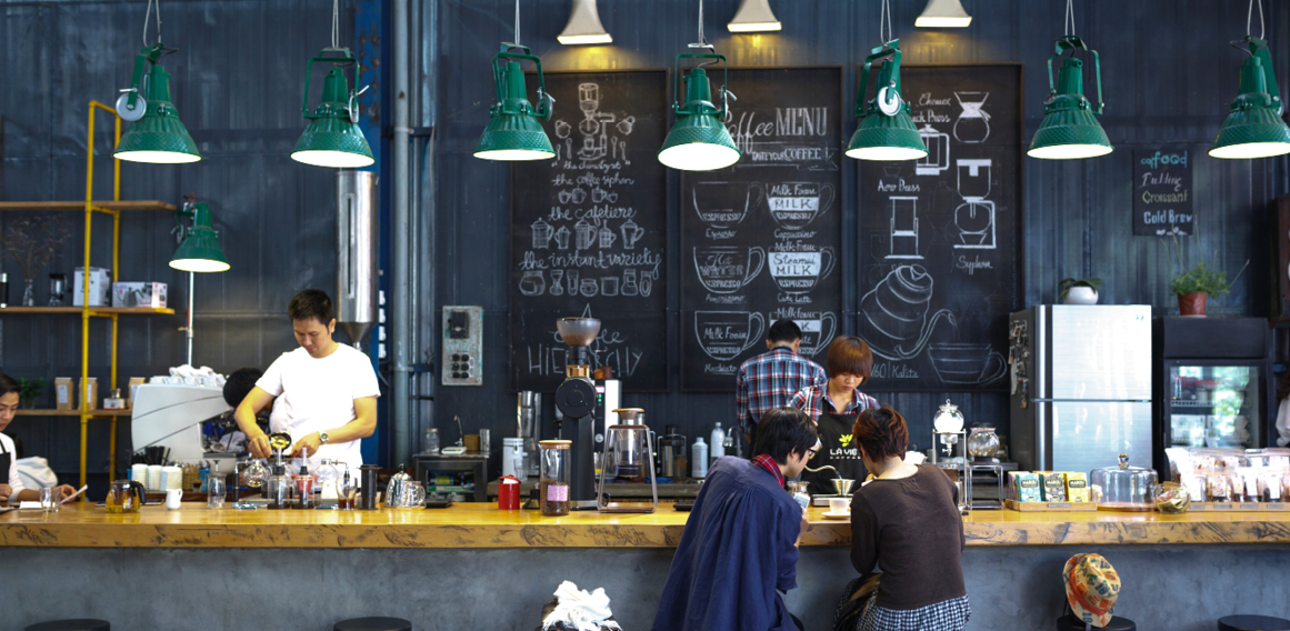 Proyecto de restaurante y bar con barra de bar a medida