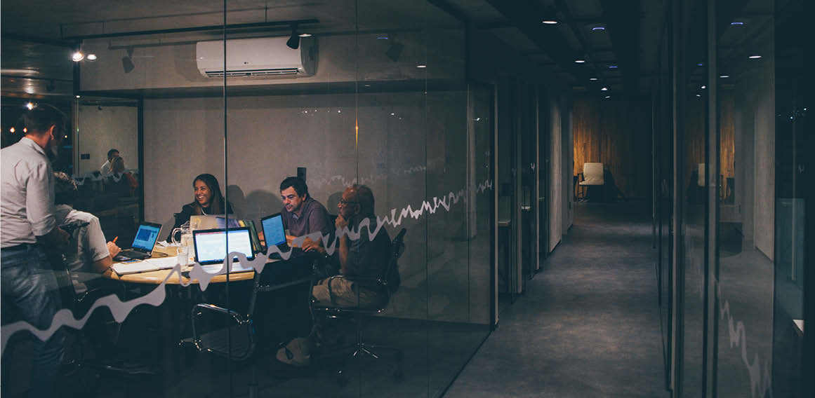 Unsplash reunión en sala compartimentacion a medida mediante mamparas en zona comun de oficina