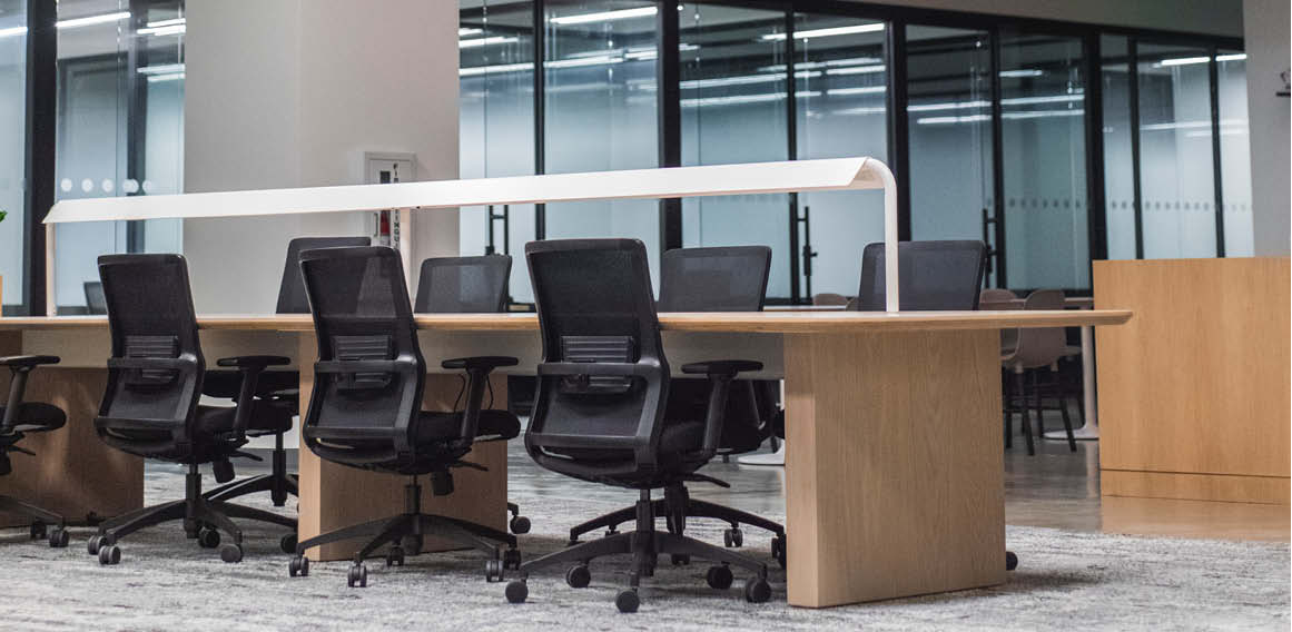 Unsplash puestos operativos de trabajo, mesas y sillas ergonómicas en oficina