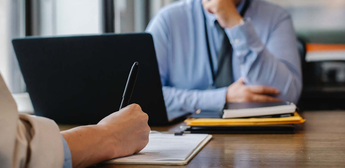 Pexels reunión de trabajo entre consultor y cliente