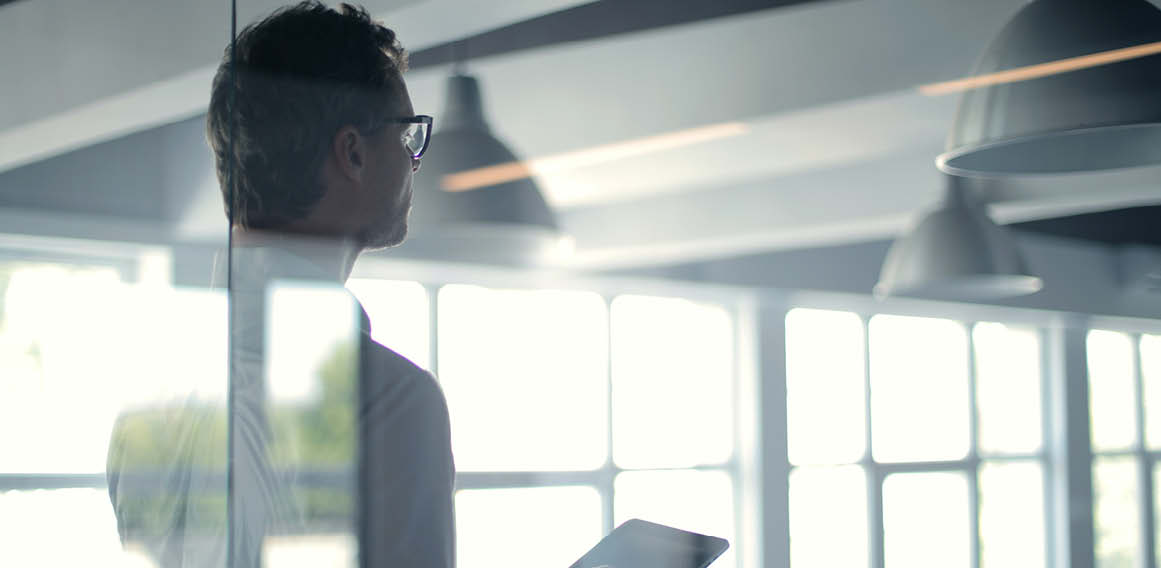 Pexels hombre trabajando en oficina puesto de trabajo a medida