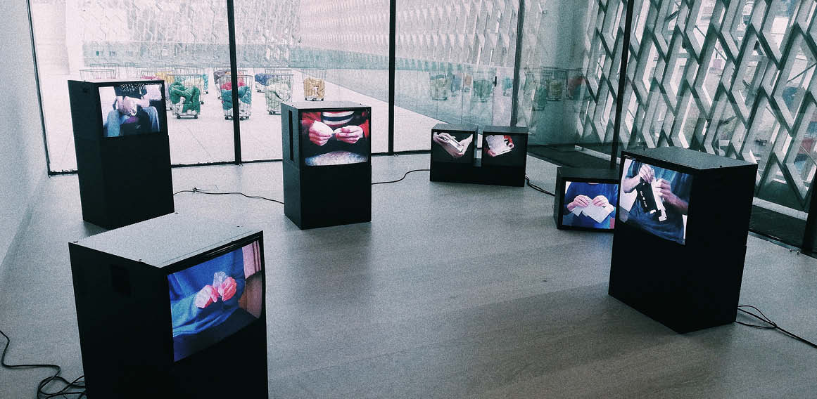Pexels pantallas y monitores en zona comun de oficina digital signage