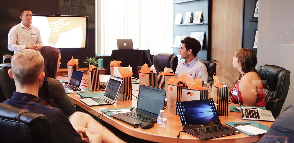 Unsplash equipo de trabajo reunión entre compañeros en sala de reuniones zona de oficina