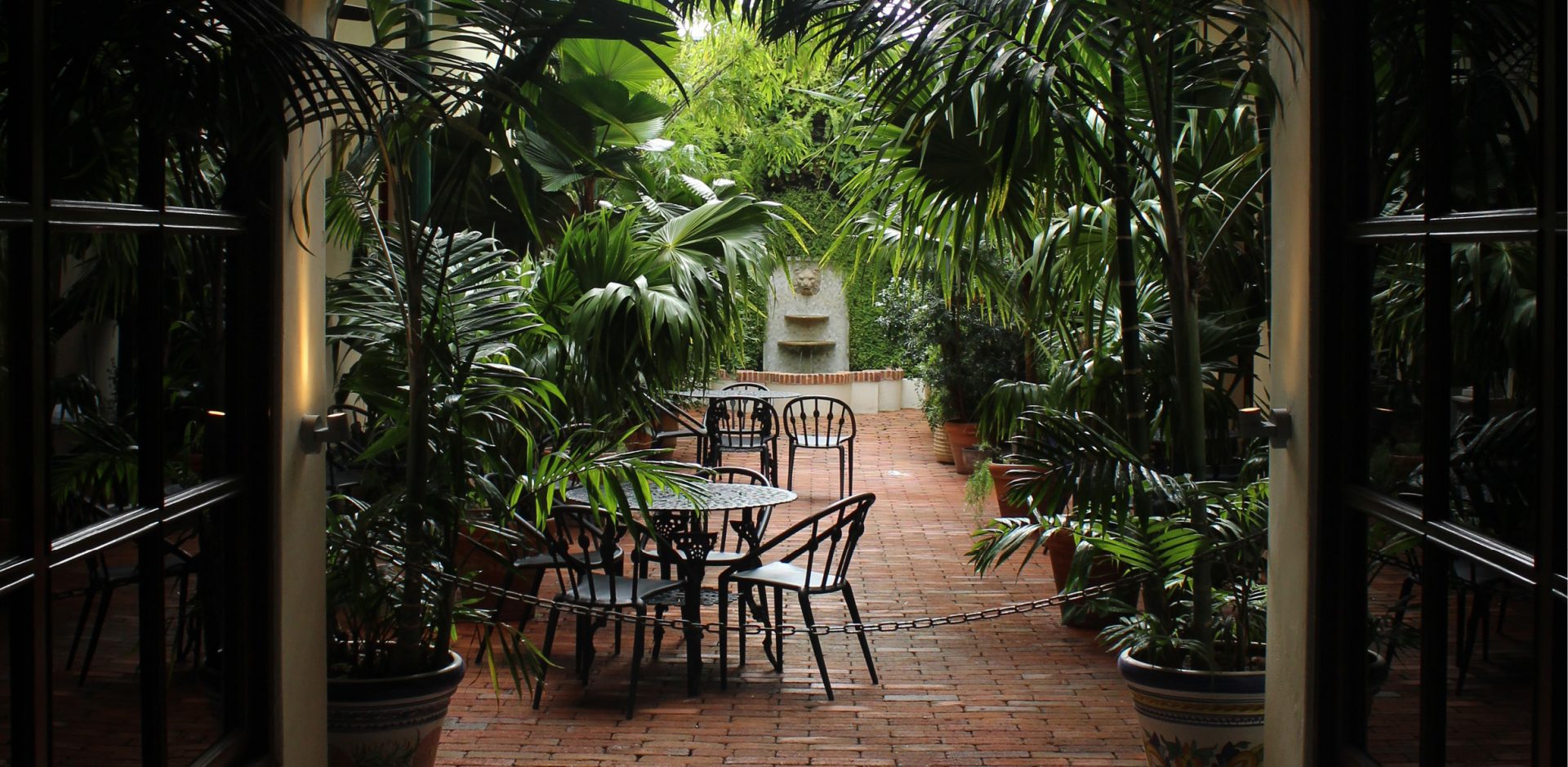 Mesa resguardada en un jardín aislado