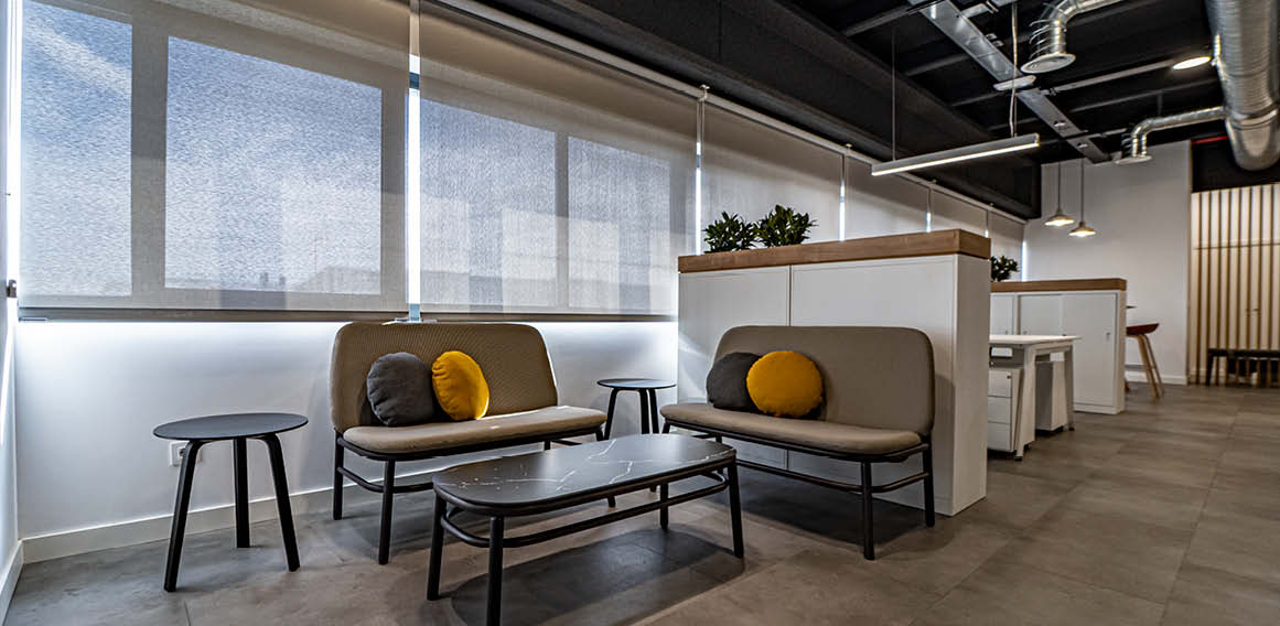 espacio informal en oficina híbrida y moderna