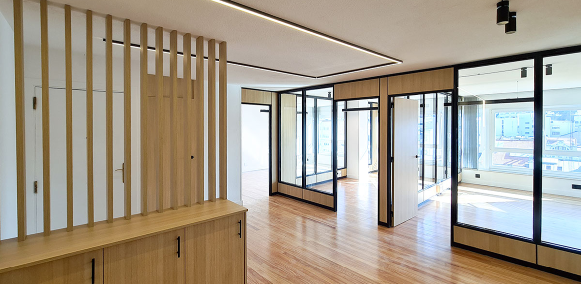 Rama y Seoane, Coruña, oficina en madera y vidrio, con mamparas